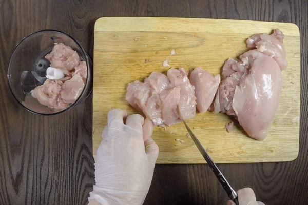 Снять мясо с костей, нарезать на крупные куски и пробить в блендере. 