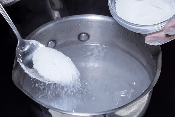 Приготовить рассол (тузлук). Для этого на 1л воды необходимо добавить примерно 3-4 ст.л соли мелкой выварочной Экстра (по вкусу, чтобы соль чувствовалась достаточно), 1 щепотку перца горошком, 2-3 листика лаврового листа. 