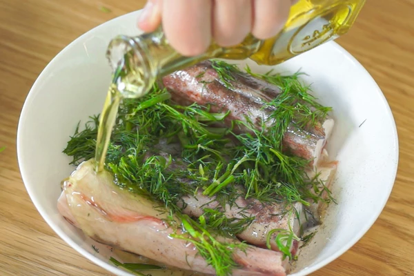 Посолить, поперчить, нарвать зелень (можно мелко порубить), сбрызнуть лимонным соком и оливковым маслом. Хорошо замариновать рыбу и оставить на 15-20 минут.