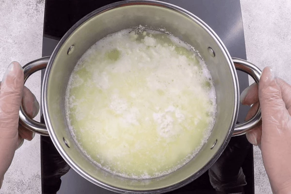 В глубокой кастрюле смешать творог и молоко, довести до кипения, потом убавить огонь и проварить, помешивая, до отделения сыворотки. 