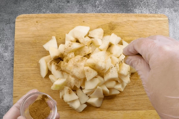  Грушу очистить от кожицы, удалить сердцевину. Нарезать произвольными кусочками, посыпать корицей, перемешать.