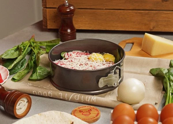 Посыпать тертым пармезаном. Запекать в разогретой до 200 градусов духовке в течение 5-7 минут.