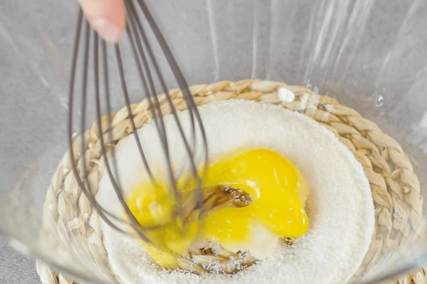 Желтки растереть с сахаром до бела. Для более нежной консистенции добавить 3 желтка.