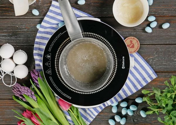 Желатин замочить в 25 мл воды, оставить на 15 минут. Сахарную пудру и воду (25 мл)соединить в сотейнике, довести до кипения, постоянно помешивая, варить 20 секунд.