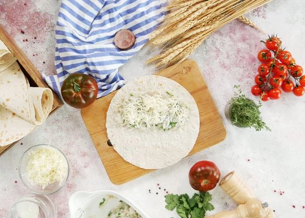 Затем натертую моцареллу.