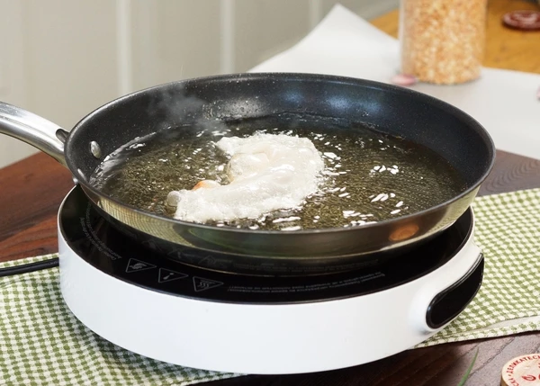 В глубокой сковороде разогреть масло. Обжарить заготовки по 30 секунд с каждой стороны.