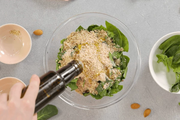 Миндаль измельчить.
В емкость нарвать шпинат. Смешать с измельченным миндалем, тертым пармезаном, оливковым маслом, посолить, поперчить и перемешать.
