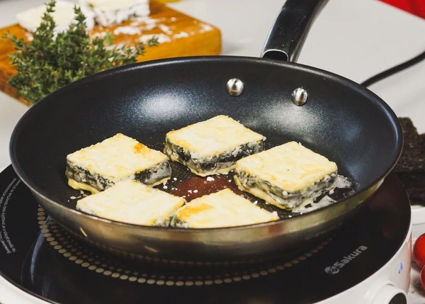 Жарить с добавлением масла с двух сторон до золотистой корочки.