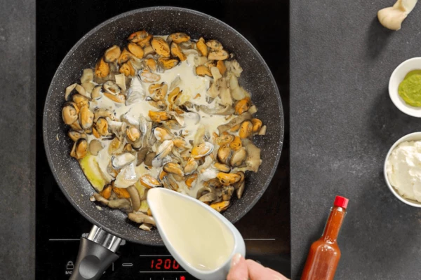 Влить сливки.