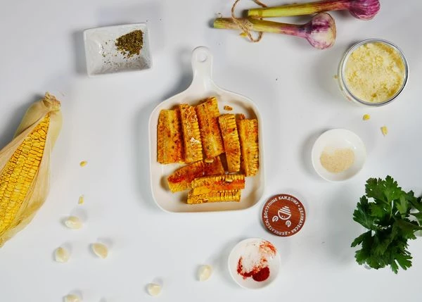 Выложить в форму для запекания, поставить в разогретую до 180 градусов духовку на 15 минут. 