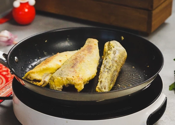 Жарить на масле до золотистой корочки. Переложить на противень с пергаментом. Запекать в разогретой до 180 градусов духовке в течение 7-10 минут. 