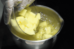 В кипящий бульон добавить нарезанный крупным кубиком картофель. Варить до полу готовности.