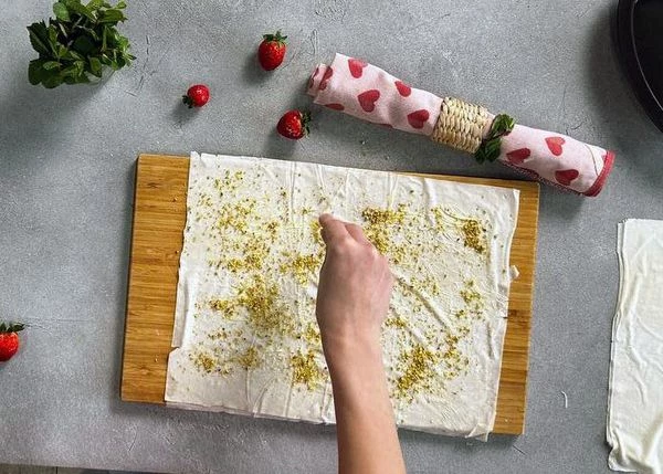 Посыпать измельченными фисташками. 