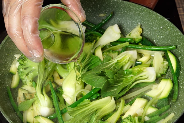 Добавить салат пак чой и белое вино, дать выпариться 1 минуту. 