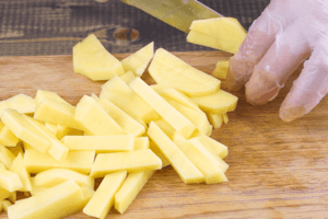 Картофель нарезать брусочками или крупным кубиком.