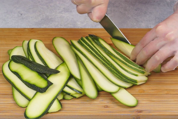 Кабачки и морковь нарезать тонкими полосками.