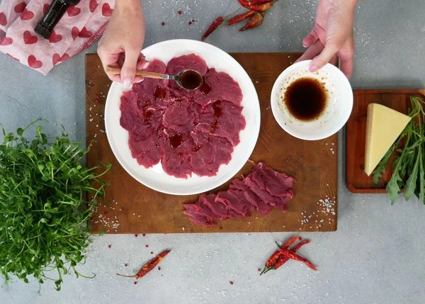 Для заправки смешать оливковое масло с соусом Ворчестер. Полить нарезанное мясо. 