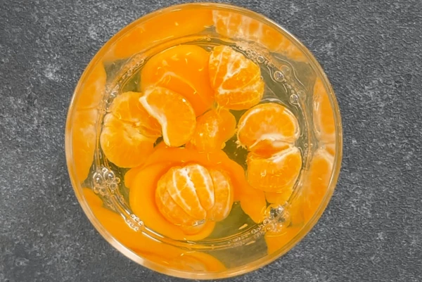 Мандарины очистить. Два мандарина с яйцами взбить погружным блендером, процедить.