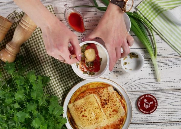 Для соуса смешать йогурт, томаты, горчицу и нарезанные каперсы, посолить. 
