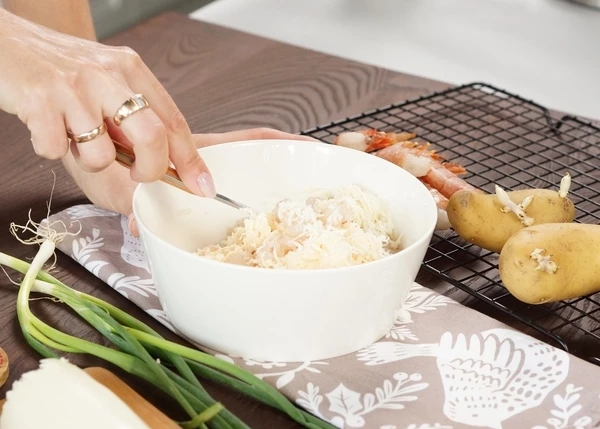 Креветки разморозить на нижней полке холодильника, очистить от панциря, удалить кишечную вену. Для начинки смешать крем-сыр и нарезанные креветки, перемешать. 