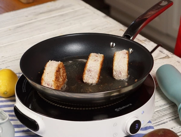 Обжарить на масле по 15 секунд с каждой стороны. 
