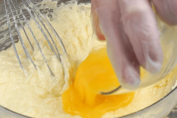 Постепенно добавить к полученной массе яйца, соль и ванилин, перемешать.