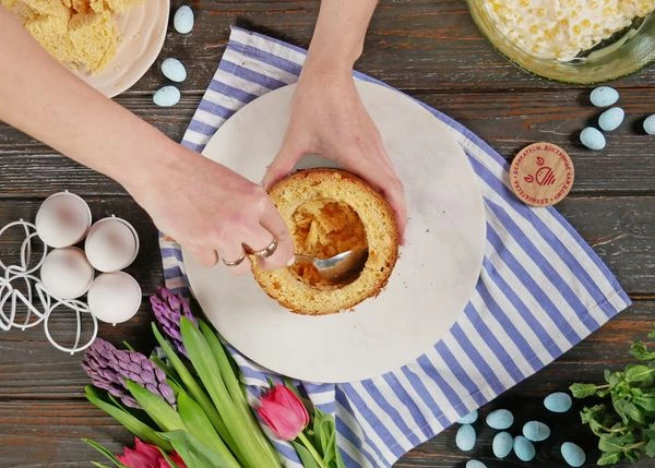 Вырезать углубление внутри, оставив стенки и дно толщиной от 1,5 до 2 см. 
