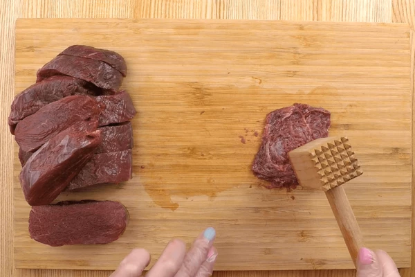 Конину зачистить от жилок и пленок, затем нарезать на стейки толщиной ~1,5см. Затем отбить тонкими пластиками, толщиной 0,5-0,6см. 