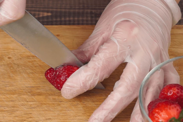 Клубнику разрезать на пополам, крупную на 3 части.