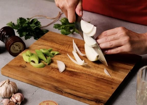 Лук почистить, сельдерей помыть. Лук нарезать перьями, сельдерей тонкими ломтиками.