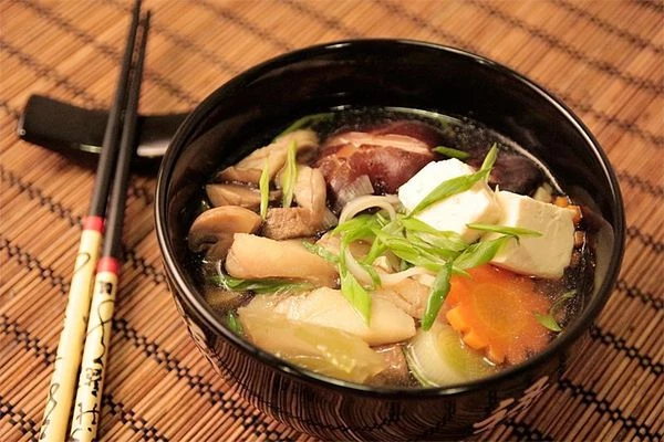 Небольшую морковь очищаем. По бокам делаем тонкие бороздки с помощью ножа, затем нарезаем кружочками, чтобы получились звездочки.