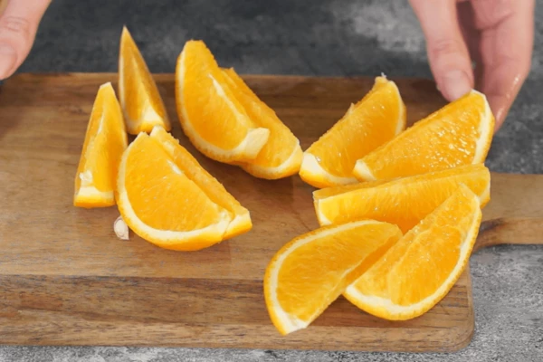 Один апельсин вымыть, нарезать дольками.  