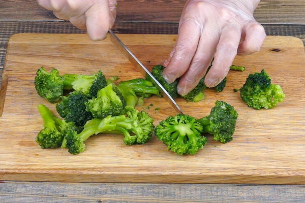  Капусту брокколи отварить до состояния аль-денте, если свежая. Если замороженная, то разморозить естественным способом на нижней полке холодильника. Разделить на небольшие соцветия. 