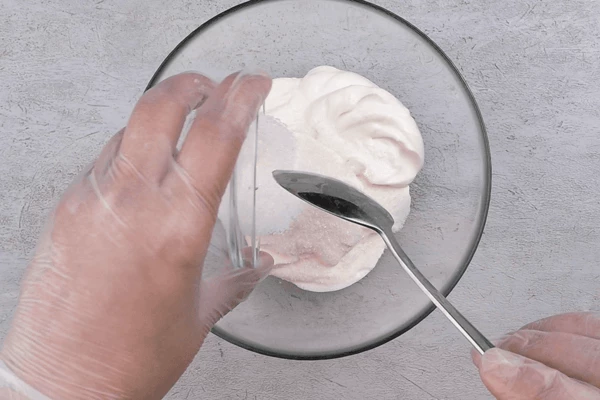 Смешать в глубокой чашке сметану, сахар, соль. 