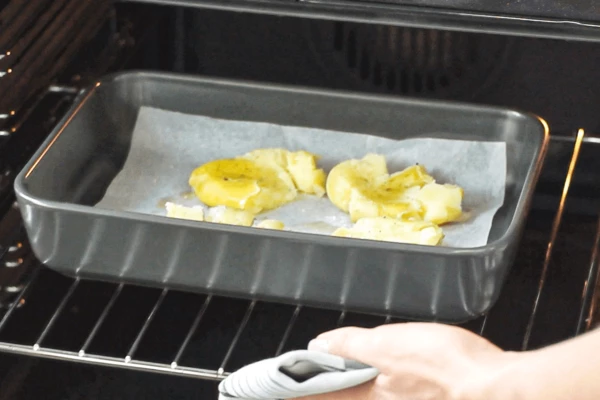 Поставить в предварительно разогретую до 180 градусов духовку на 10 минут. 
