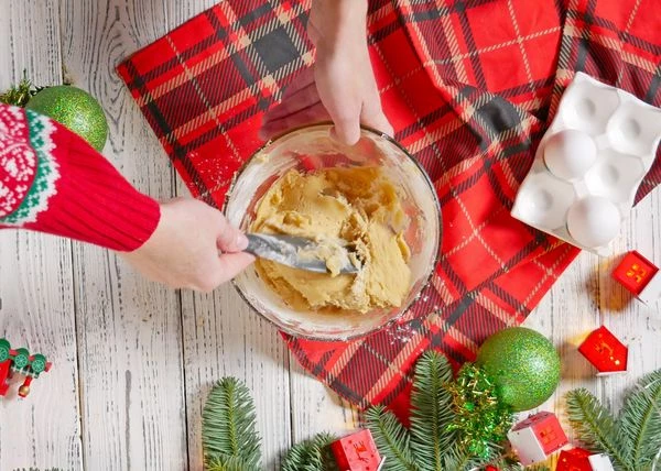 Вымесить тесто. Тесто разделить на 16 частей.