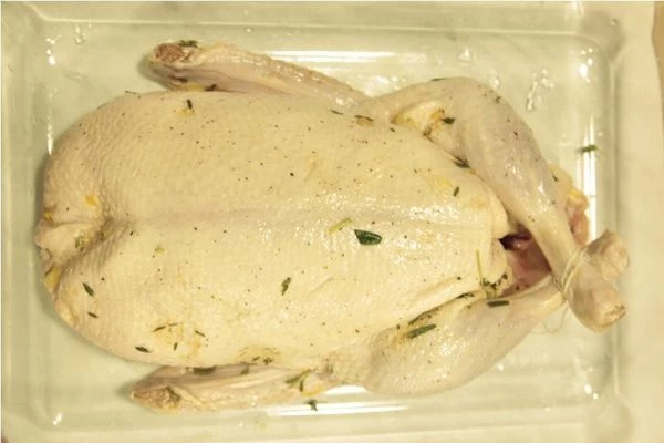 Разморозьте утку естественным способом. Промойте, обсушите, при необходимости срежьте лишний жир и кожу в районе шеи, удалите крайний сустав у крыла. Срежьте гузку, так как находящиеся в ней железы, могут испортить аромат готового блюда.