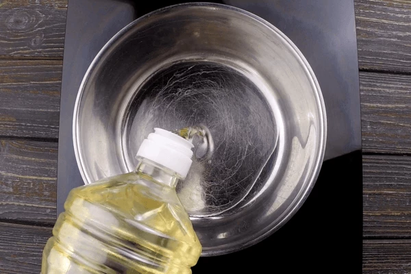 В сотейник влить растительное масло, разогреть, обжарить лук и чеснок до золотистого цвета.