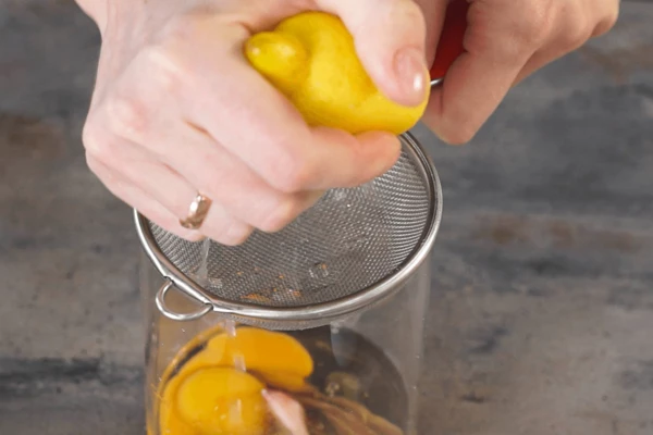 Выдавить сок лимона - 10 грамм. 