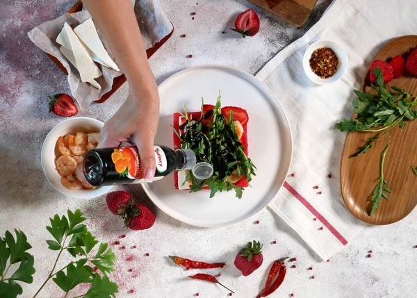 На креветки выложить рукколу и полить соусом.