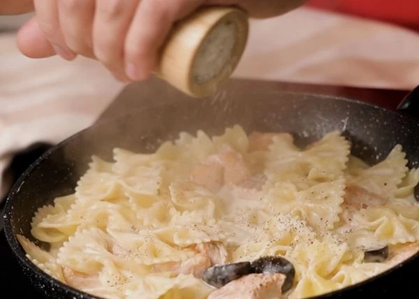 Отварить пасту согласно инструкции на упаковке. Добавить пасту, соль, перец и кусочек сливочного масла. 