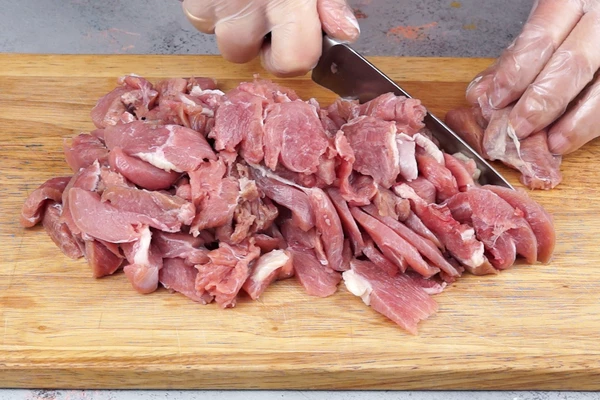 Филе индейки нарезать полосками.