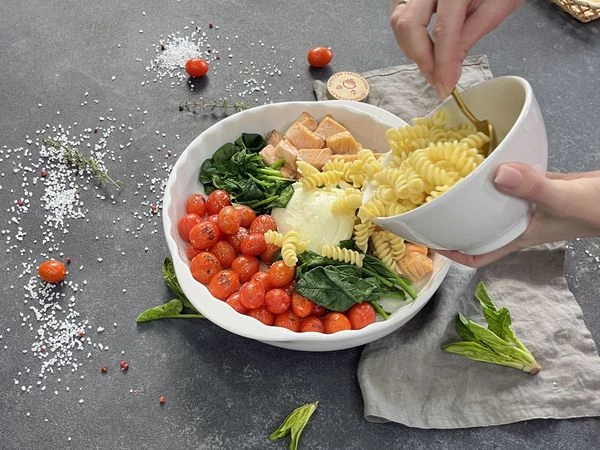 Через 10 минут смешать фузилли с запеченными ингредиентами.