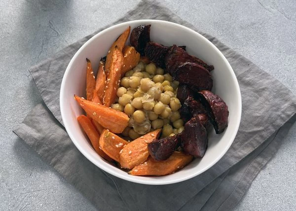 Рядом выложить морковь и свеклу.