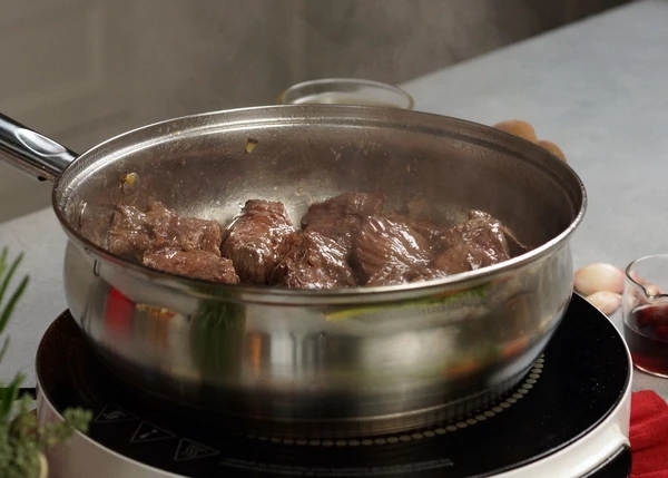 В этой же сковороде обжаривать щечки до появления колера со всех сторон. 