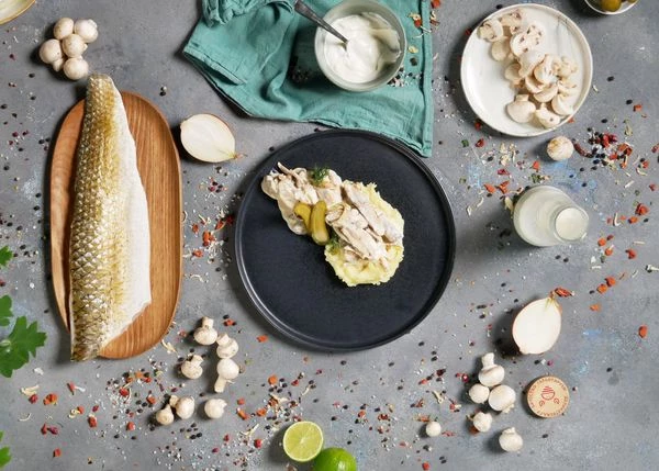 Подавать с картофельным пюре и солеными огурцами. Оформить укропом. Приятного аппетита!

