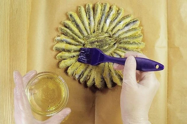 Смазать рыбу растительным маслом.