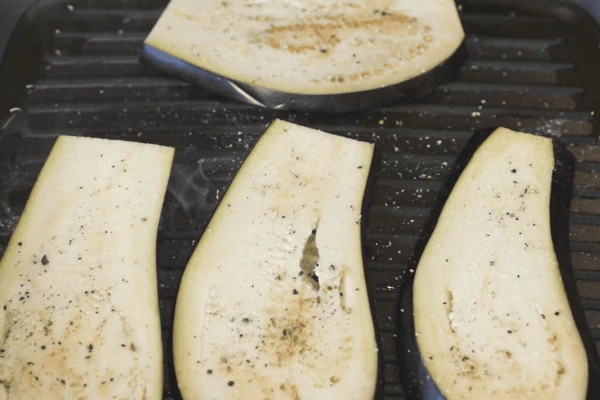 Обжарить на сковороде гриль с добавлением оливкового масла в течение 2 минут. Посолить и поперчить. Переложить на салфетку, чтобы убрать излишки масла.
