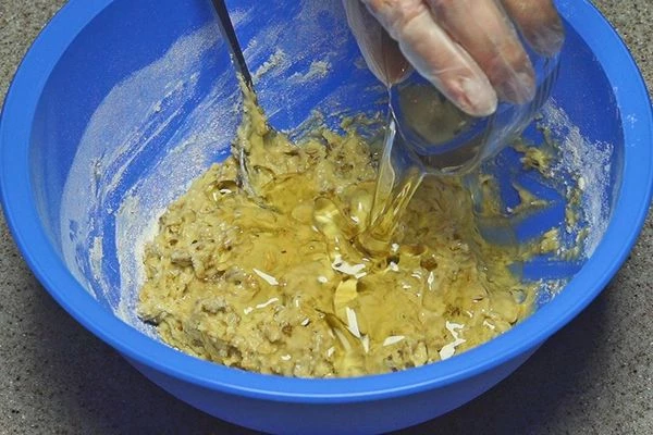 Перемешать, затем всыпать пшеничную муку, перемешать и влить растительное масло.