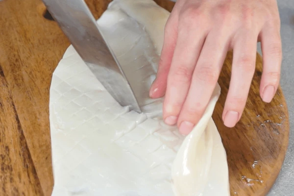 На каждой половинке сделать надрезы.